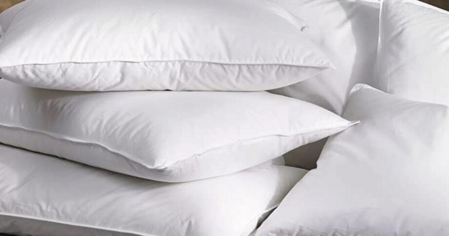 Pillow Size Guide Everything You Need, King Pillows On Queen Bed Reddit