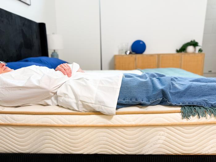 back sleeping full body edge support test of the saatva classic mattress